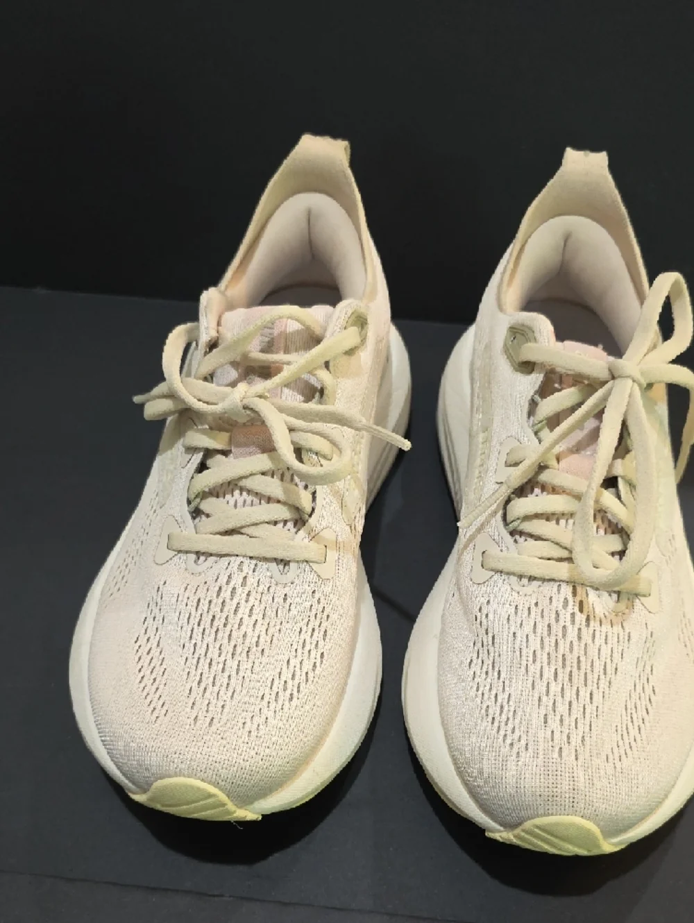 Brooks Glycerin 22 Womens Cream Lace-Up Athletic Sneakers Size 6_7